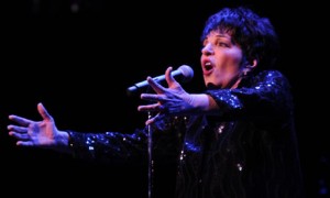 Liza-Minnelli-singing-007