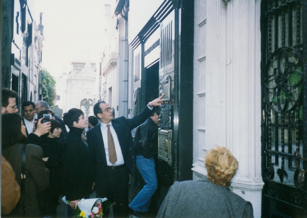 Liza_Minnelli_visits_the_tomb_of_Eva_Peron,_1993