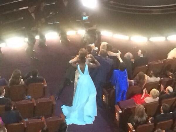 liza-minnelli-struggles-but-ultimately-fails-to-be-part-of-the-celebrity-oscar-selfie