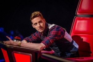 the-voice-ricky-wilson-leans-across-chair