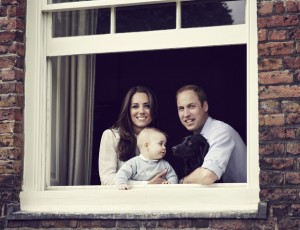 showbiz-prince-george-william-kate-with-dog-lupo-new-family-phot