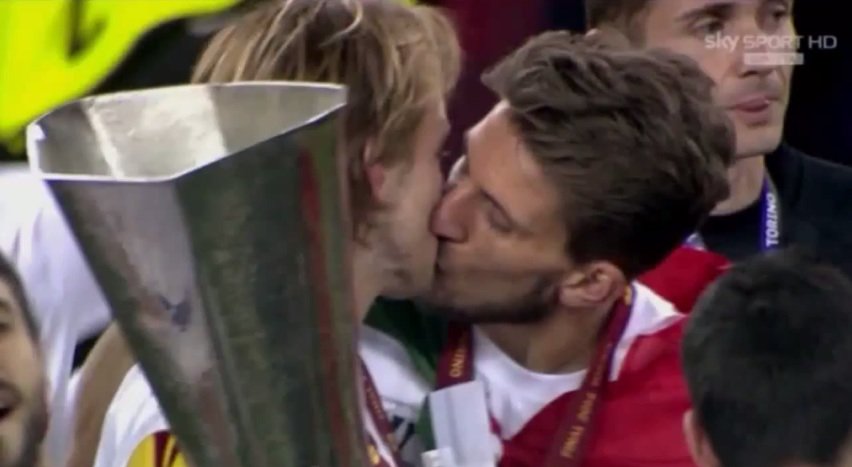 spanishfootballerskiss