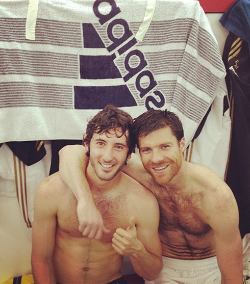 cristiano-ronaldo-496-esteban-granero-and-xabi-alonso-shirtless-and-naked-in-real-madrid-locker-room-2012