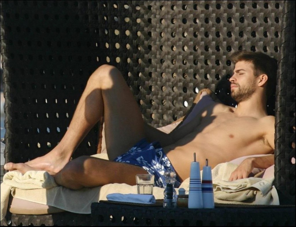 hot-holidays-gerard-pique-body-1541268463