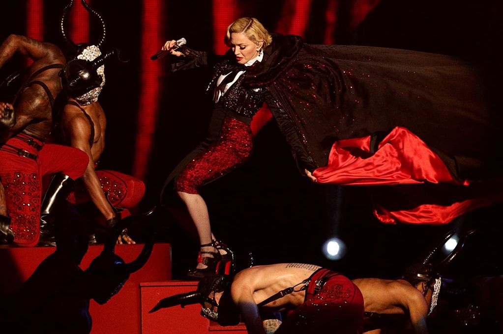 Madonna-falls-over-at-the-BRITS