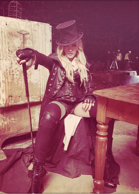 holding-madonna-video-look