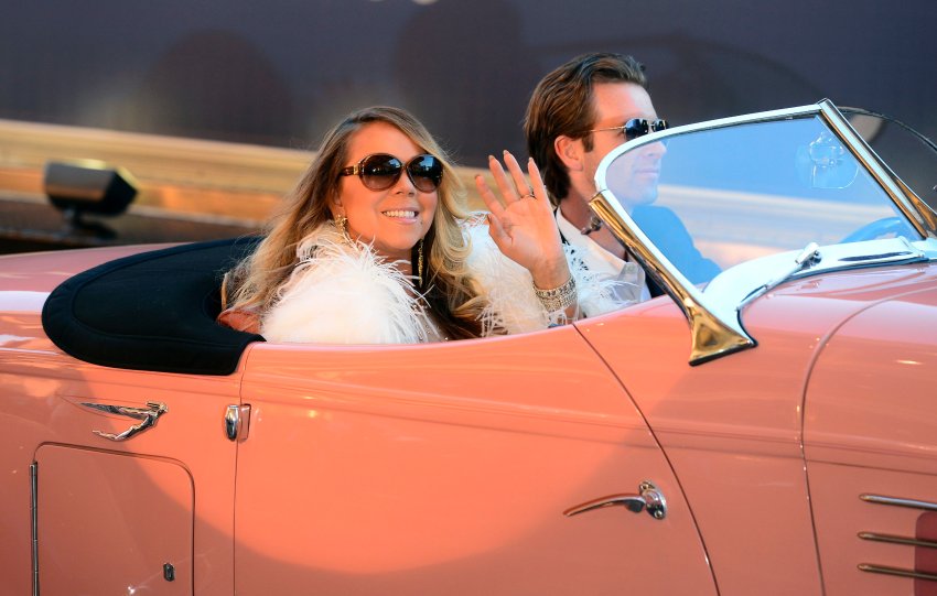 epaselect epa04723623 US singer Mariah Carey arrives in a classic car for her 'Mariah #1 To Infinity' engagement at Caesar's Palace in Las Vegas, Nevada, USA, 27 April 2015. Carey will preform for a limited time starting on 6 May 2015. EPA/MICHAEL NELSON +++(c) dpa - Bildfunk+++