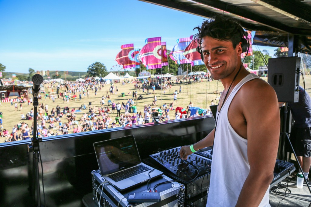 Families at Camp Bestival enjoyed a surprise performance from Neil Amin-Smith   from Clean Bandit on Friday, when he performed on top of the Nando’s festival food truck, the Cock o’ Van. The impromptu set was part of Nando’s Rule the Roost, a secret schedule of performances for PERi-PERi fans and festivalgoers alike.