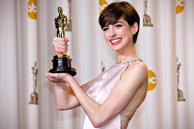 Anne Hathaway holds her Oscar for winning Best Supporting Actress for her role in "Les Miserables"  at the 85th Academy Awards in Hollywood, California February 24, 2013.  REUTERS/Mike Blake   (UNITED STATES TAGS: - Tags: ENTERTAINMENT)  (OSCARS-BACKSTAGE) - RTR3E9AJ