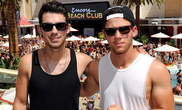 LAS VEGAS, NV - AUGUST 16: Recording artist Joe Jonas (L) and recording artist/actor Nick Jonas appear at the Encore Beach Club at Wynn Las Vegas on August 16, 2014 in Las Vegas, Nevada. (Photo by David Becker/Getty Images for Wynn Las Vegas) *** Local Caption *** Joe Jonas;Nick Jonas