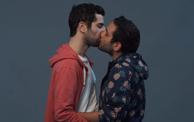 Jews-and-Arabs-kissing