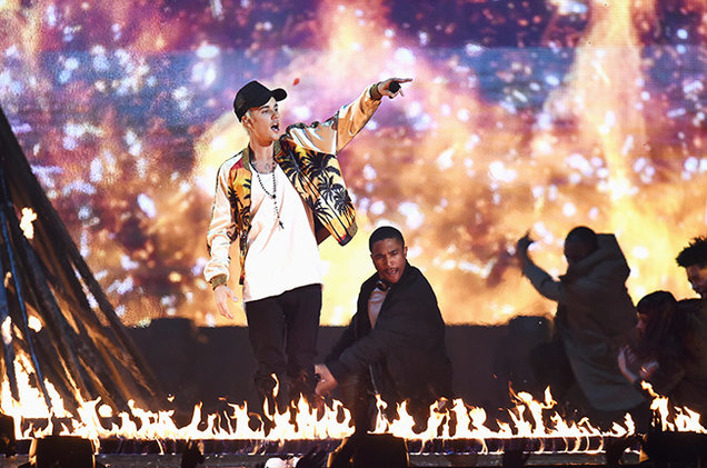 Justin-Bieber-performance-2016-BRIT-awards-billboard-650