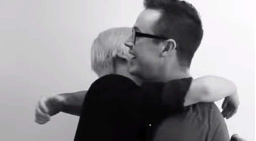 10 strangers kissing 2