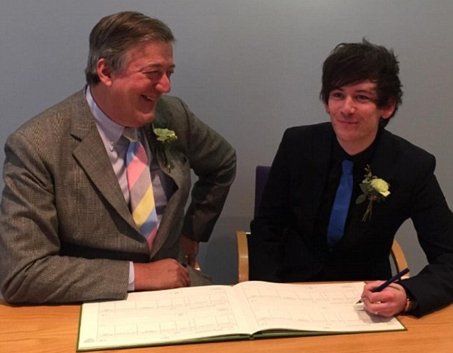 24CA0E5700000578-2914707-Stephen_Fry_has_married_partner_Elliott_Spencer_sharing_the_happ-m-6_1421518569616