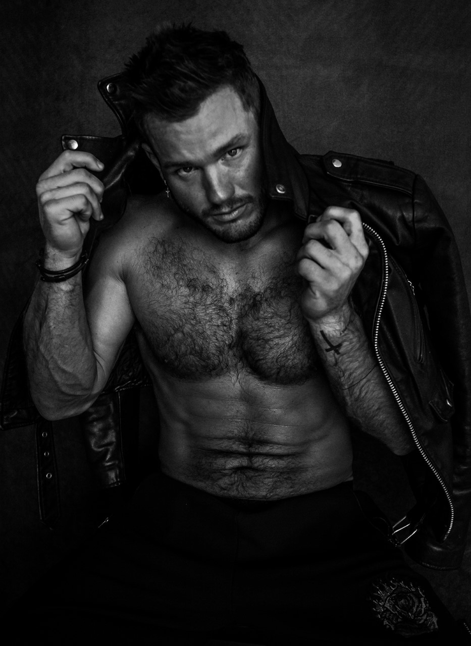 Colton Underwood takes everything off in gritty and gruff photoshoot ...