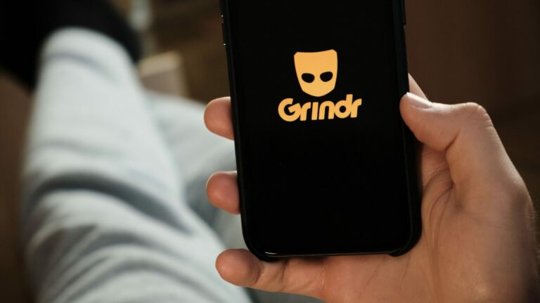 Grindr warns Egypt users of police impersonation.