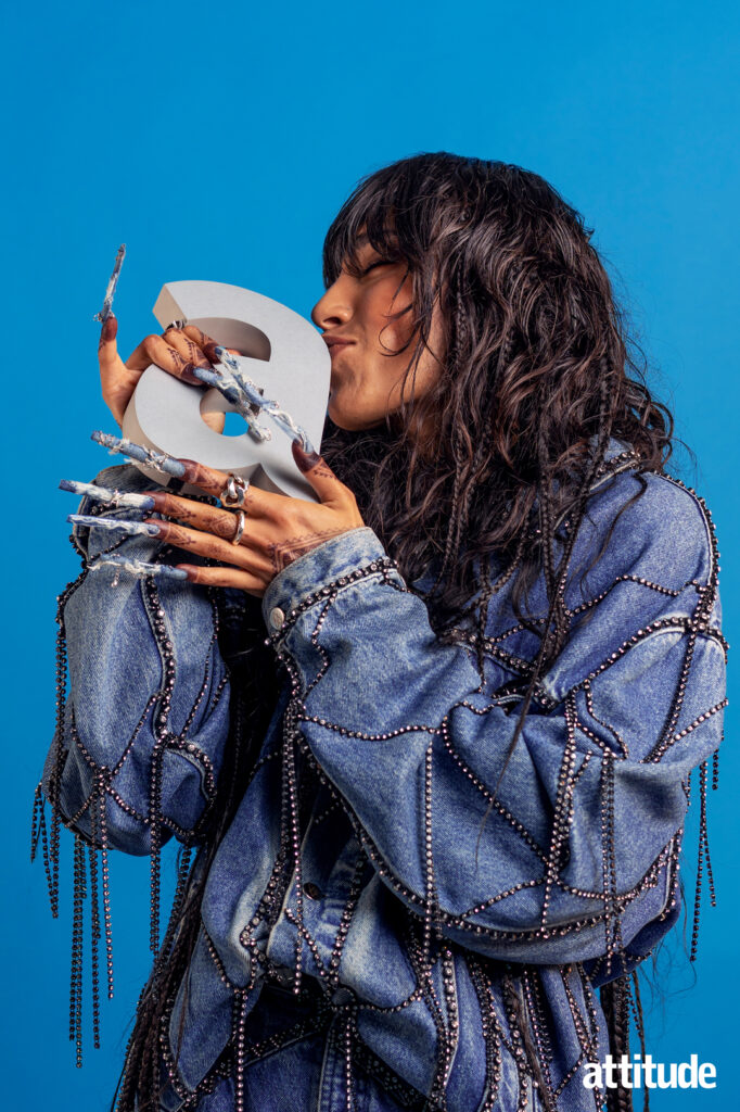 Loreen kissing her Attitude trophy.