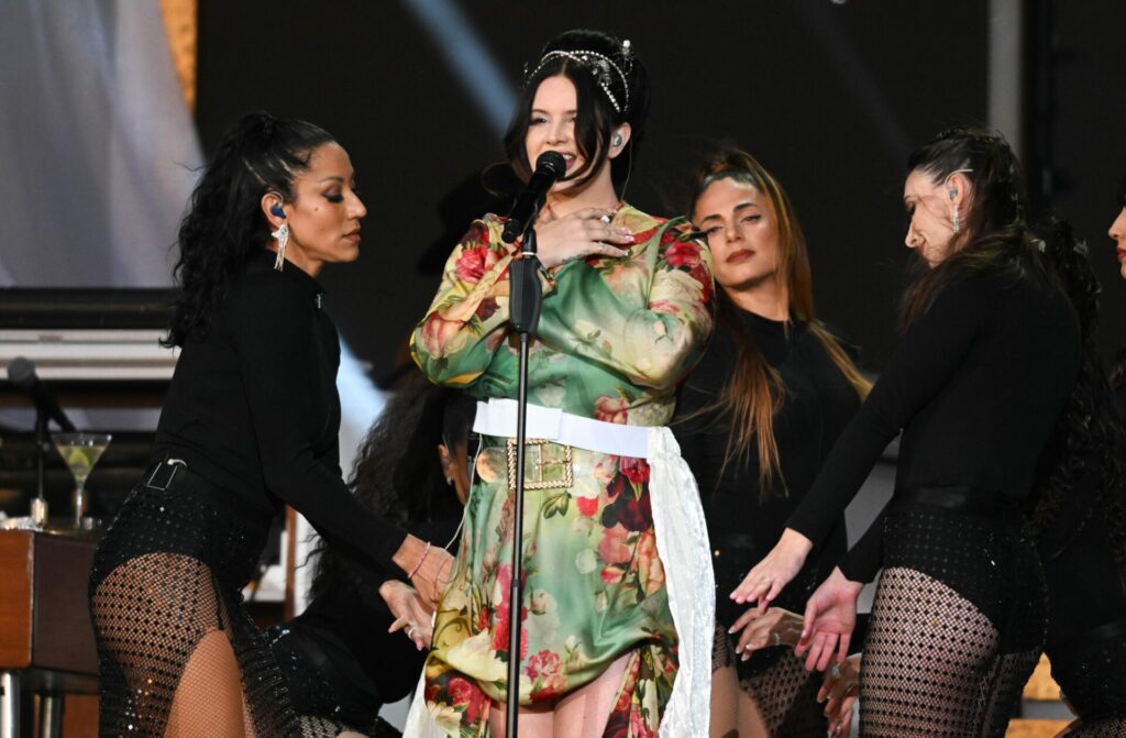 lana-del-rey-at-bst-hyde-park-review-vulnerable-and-beautiful-attitude