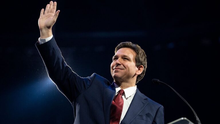 Ron DeSantis waves at a rally (Image: Wiki)