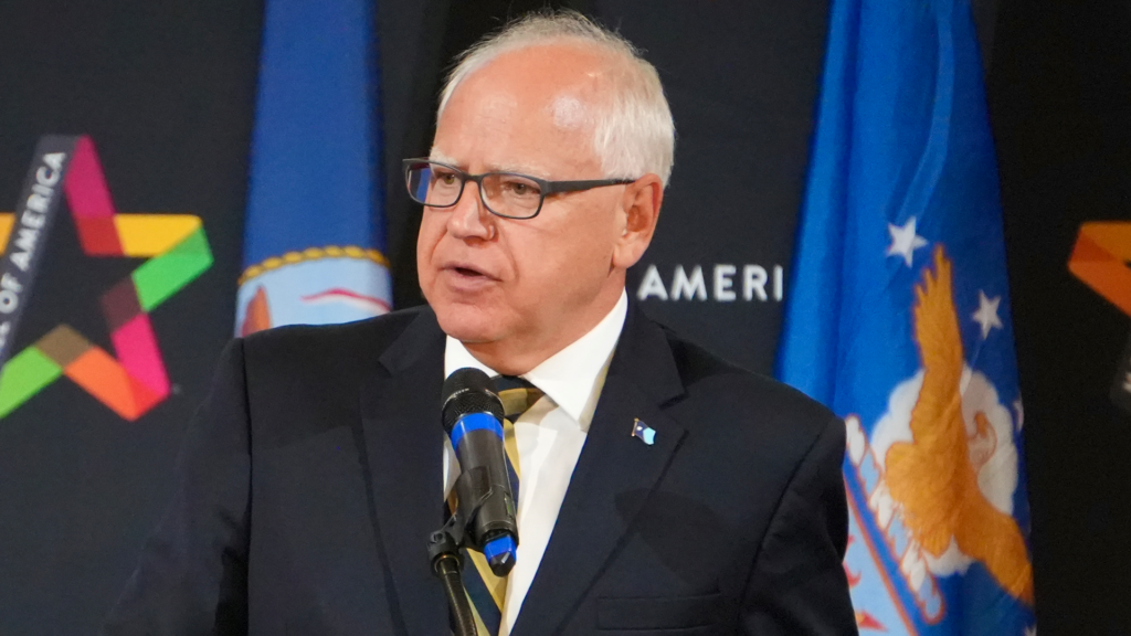 Guvernatorul Tim Walz din Minnesota ține un discurs pentru comemorarea a 50-a Război din Vietnam.