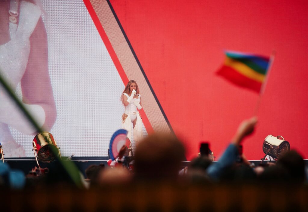 Beyonce and dancers at front of the stage