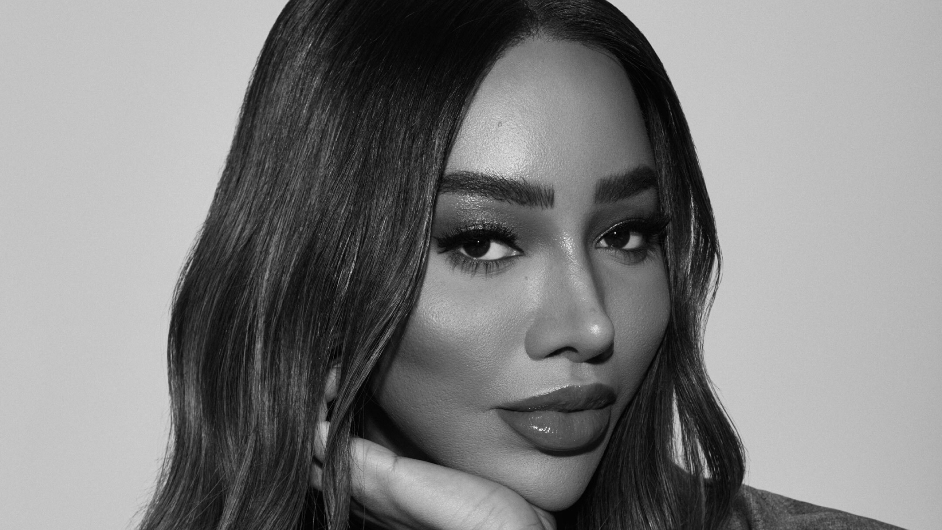 Munroe Bergdorf with her chin rested on her hand