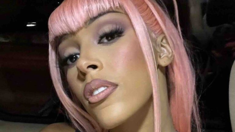 Doja Cat selfie