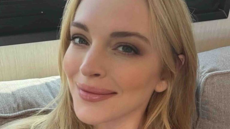 Close shot of a smiling Lindsay Lohan