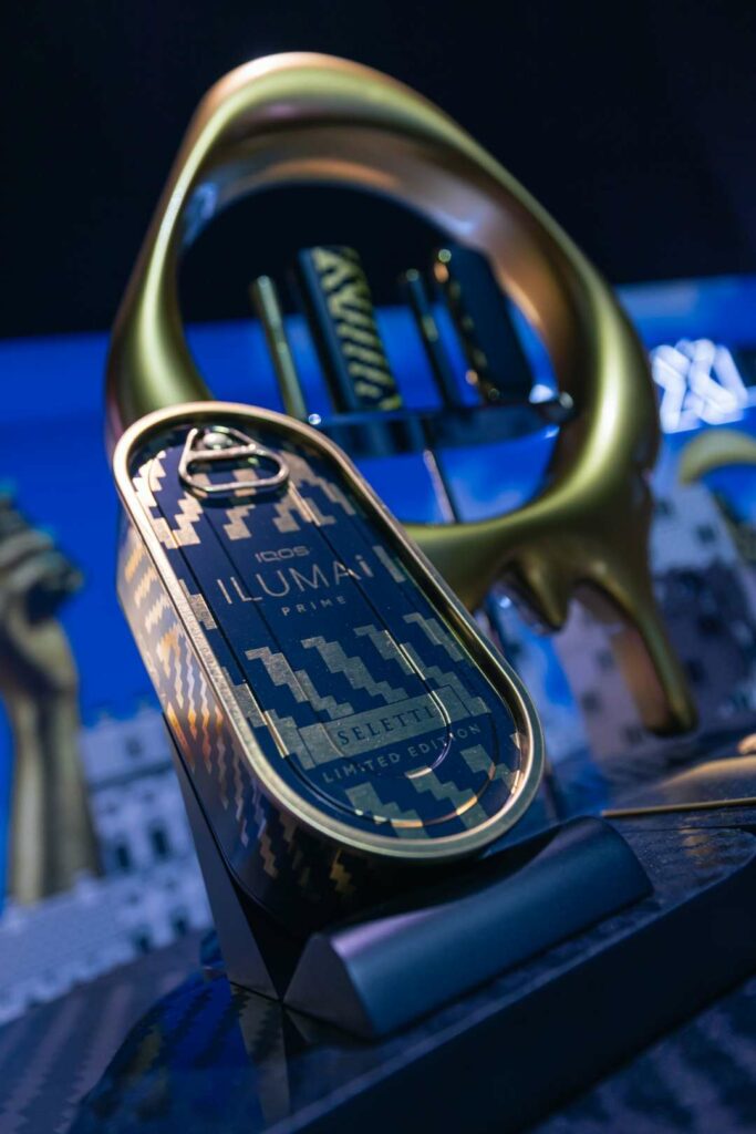 Close-up of the IQOS ILUMA Prime Seletti Limited Edition device in black and gold on display