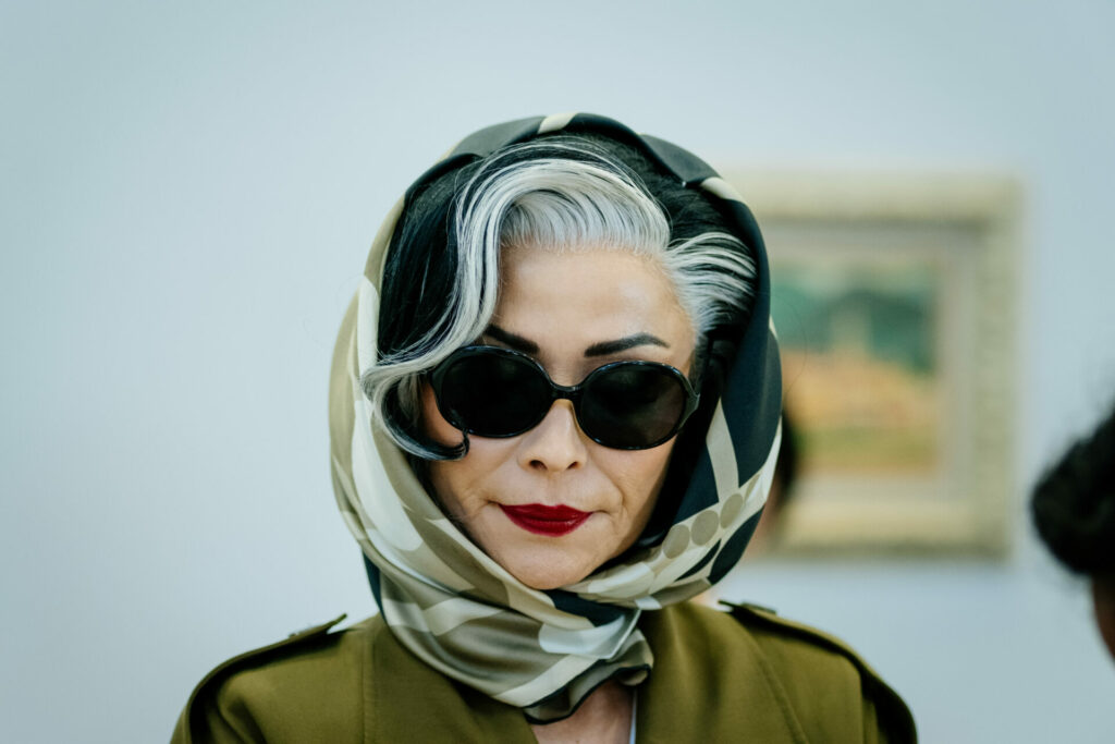 Talisa García playing Miss Take in Frauds