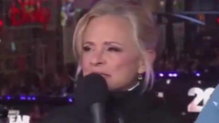 Amy Sedaris speaking into a microphone