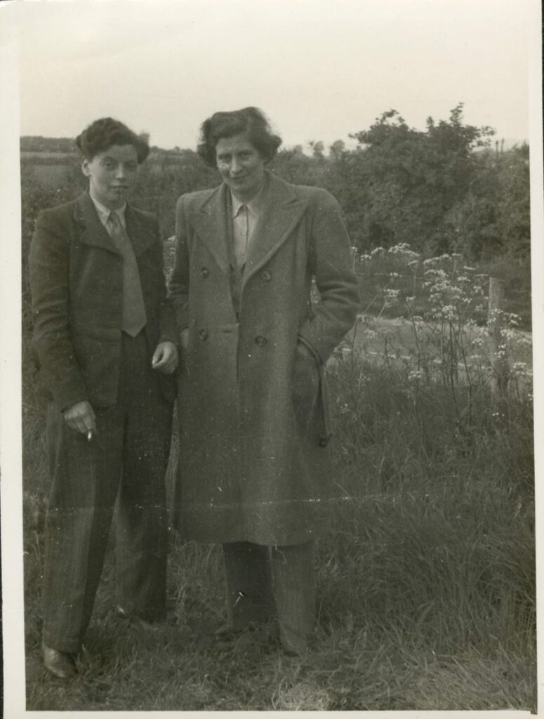 A 1940s photograph of writer and journalist Zenka Bartek posing with girlfriend Wyn Cooper, held at the Bishopsgate Institute Archives.