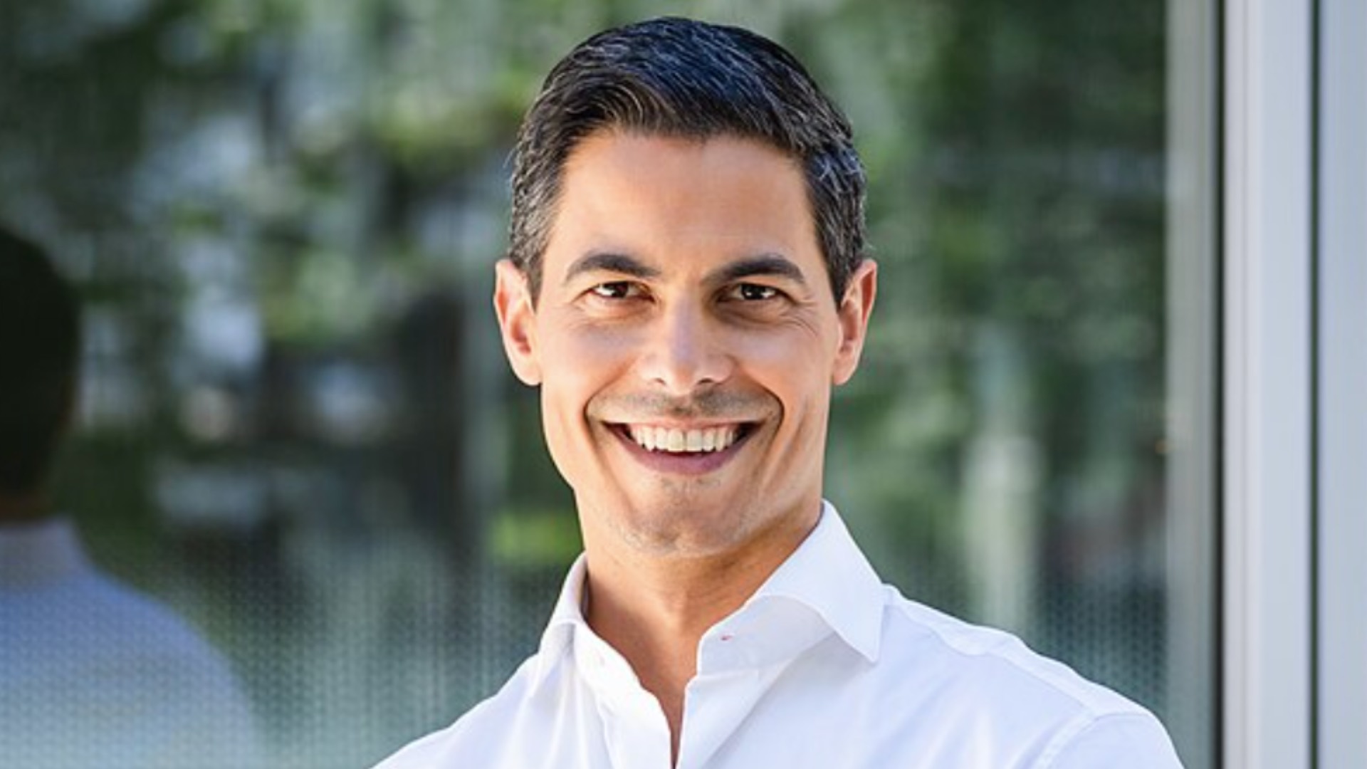 Rob Jetten headshot of him wearing a white shirt smiling