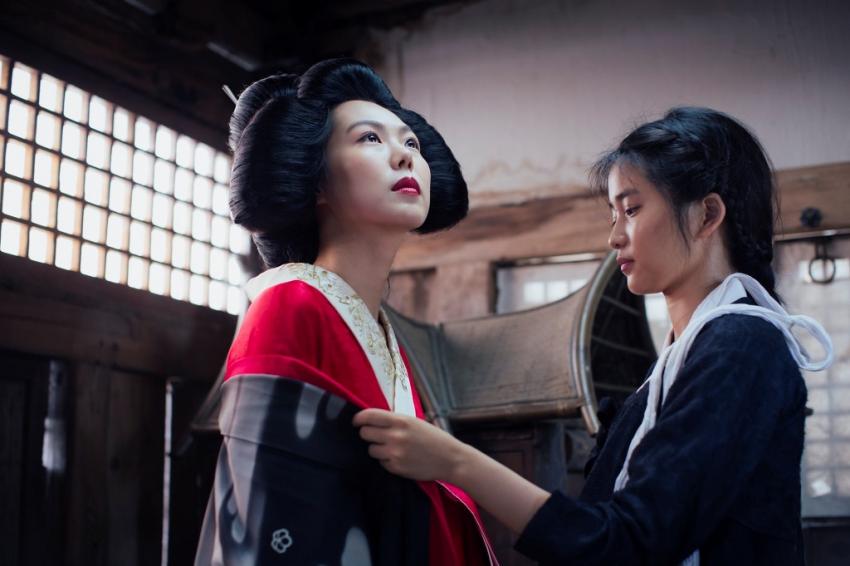 the two main characters from The Handmaiden, one adjusting the others clothes