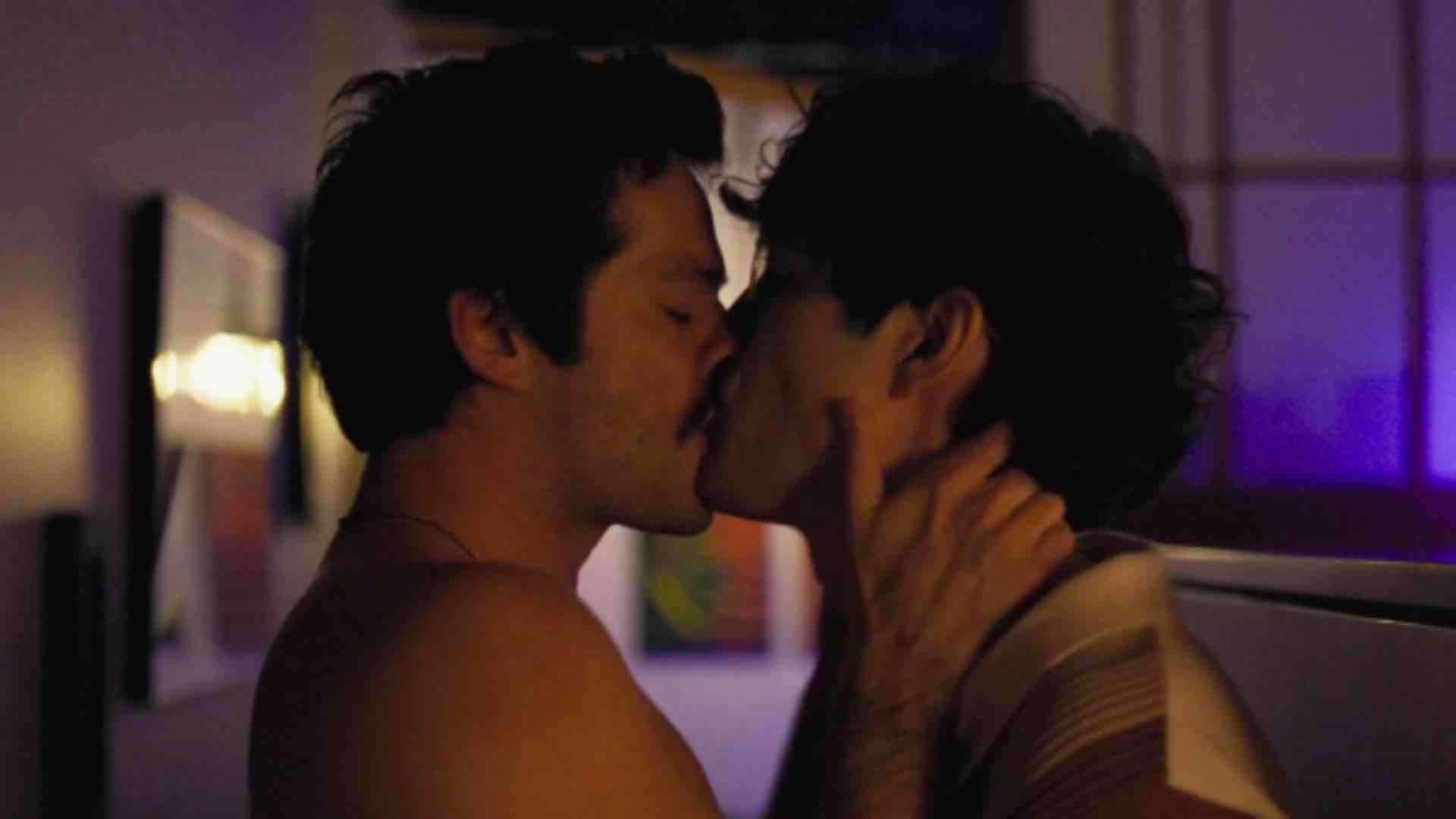 Twinless kissing scene