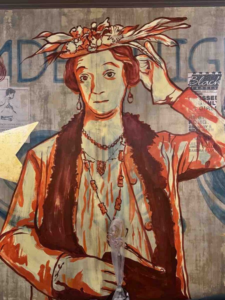 Mrs Shufflewick painting at the Black Cap