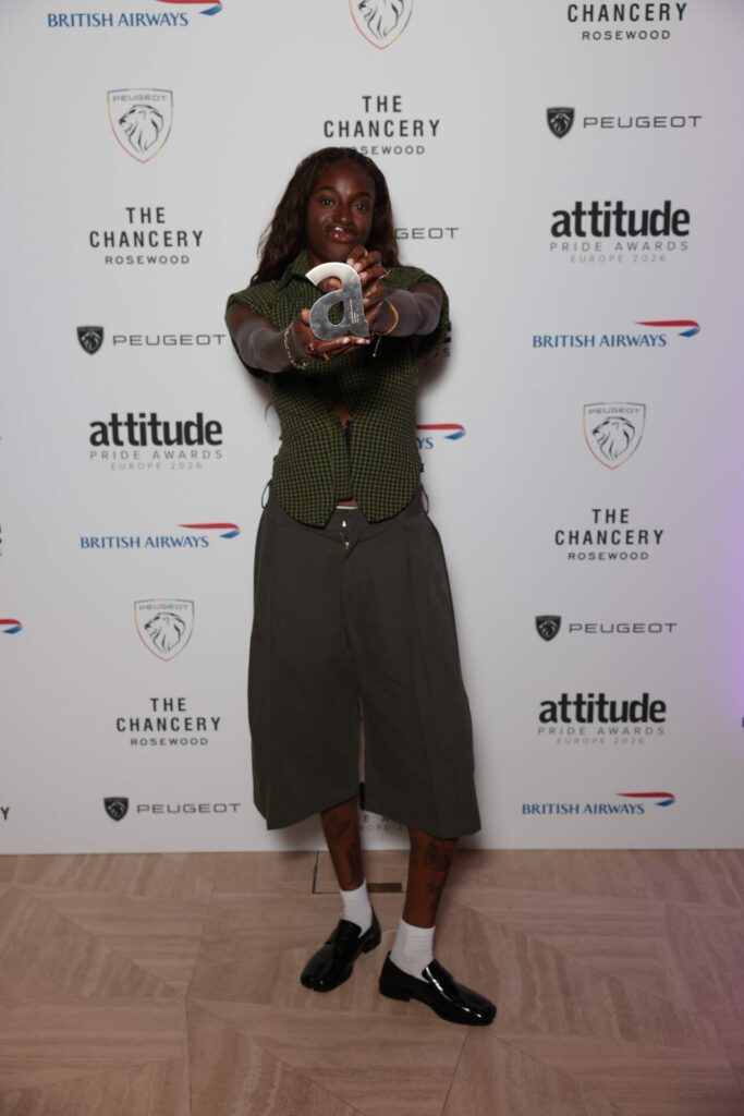 'People Pleaser' singer Cat Burns showed off her Pride Icon Award&nbsp;