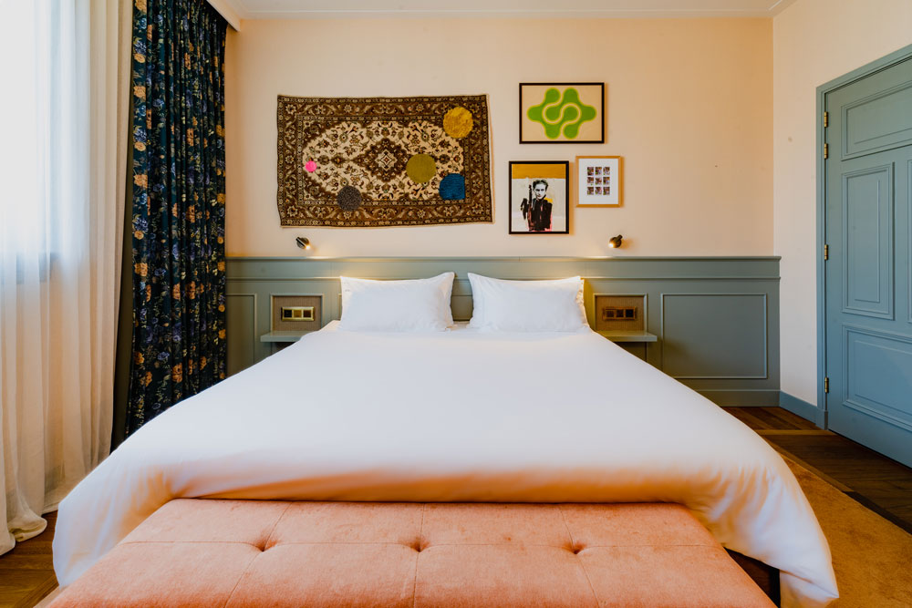 Guest room within Hotel Mercier 